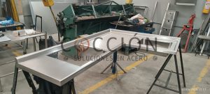 Meson en acero inoxidable en L en taller 2